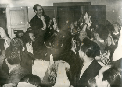 Στιγμιότυπο από την εκδήλωση η οποία πραγματοποιήθηκε τελικά στην αίθουσα του Δημοκρατικού Συνδικαλιστικού Κινήματος στη διασταύρωση των οδών Βενιζέλου και Ερμού. Θεσσαλονίκη, 22 Μαΐου 1963 Α.Σ.Κ.Ι. – Φωτογραφικό Αρχείο