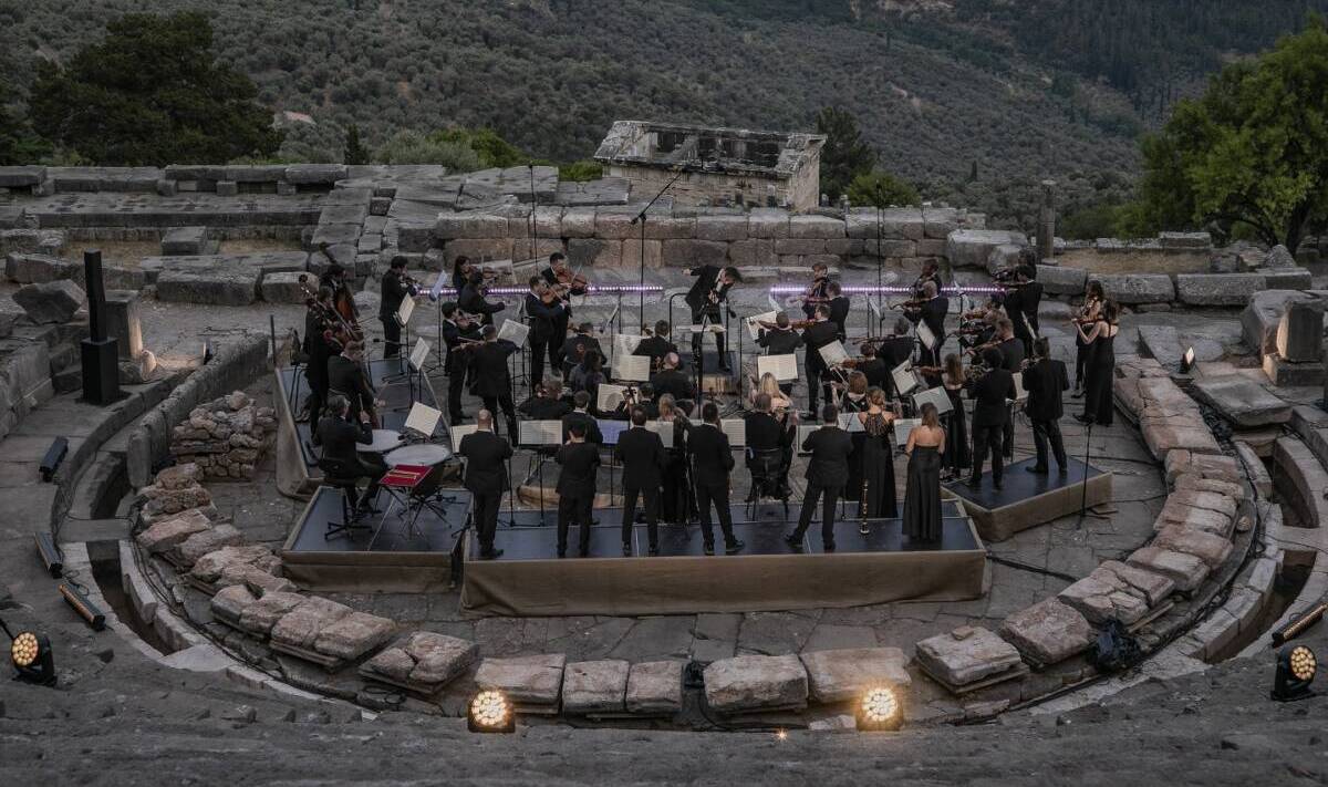 Η συγκλονιστική συναυλία με τον Θεόδωρο Κουρεντζή στο αρχαίο θέατρο Δελφών διαθέσιμη online από το Μέγαρο | CultureNow.gr