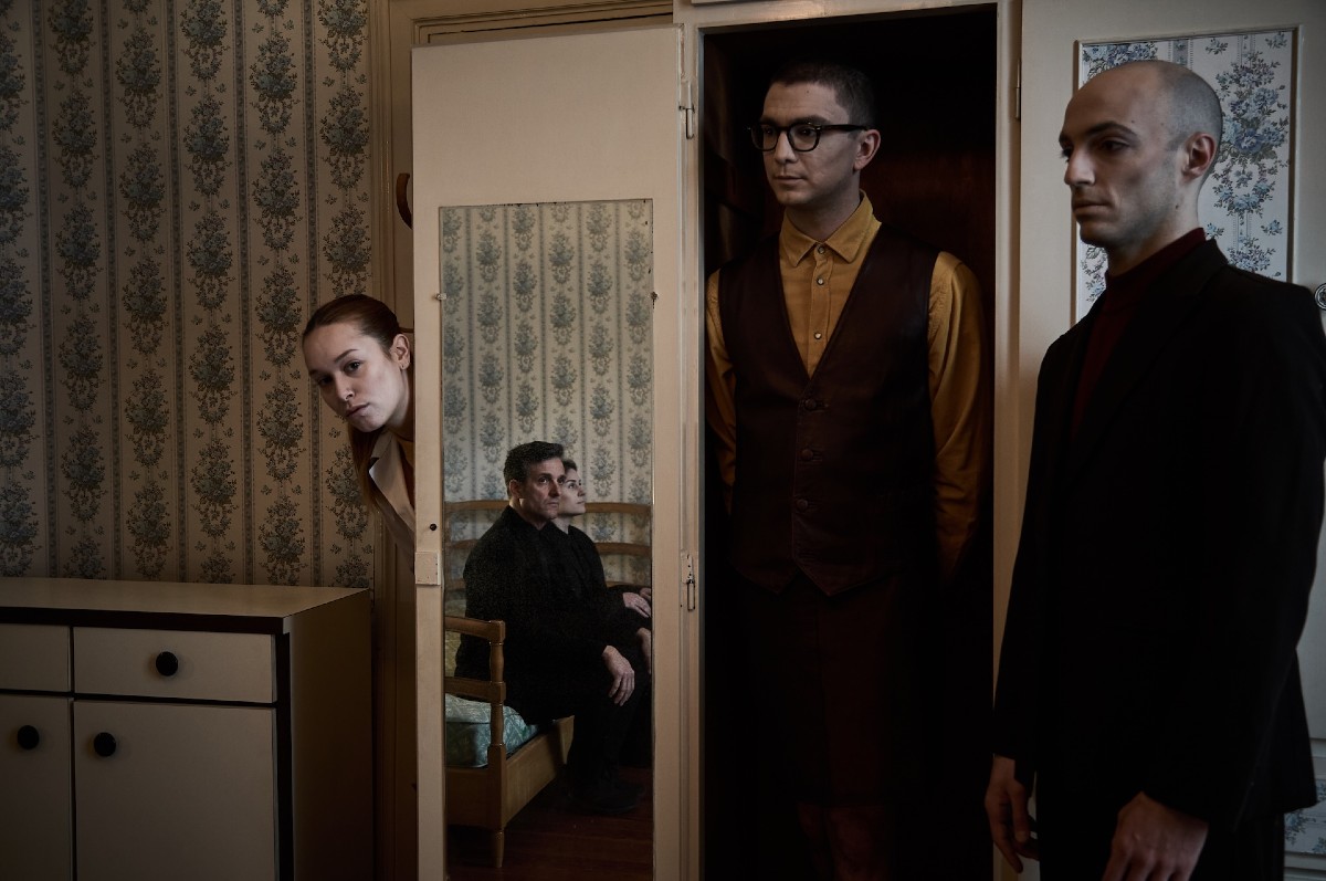 Παρείσακτος