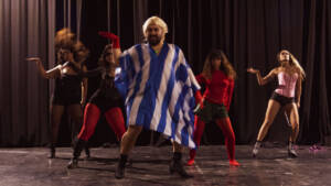 Πάλι Καλά Μπορώ Και Τρέχω Με Τακούνια